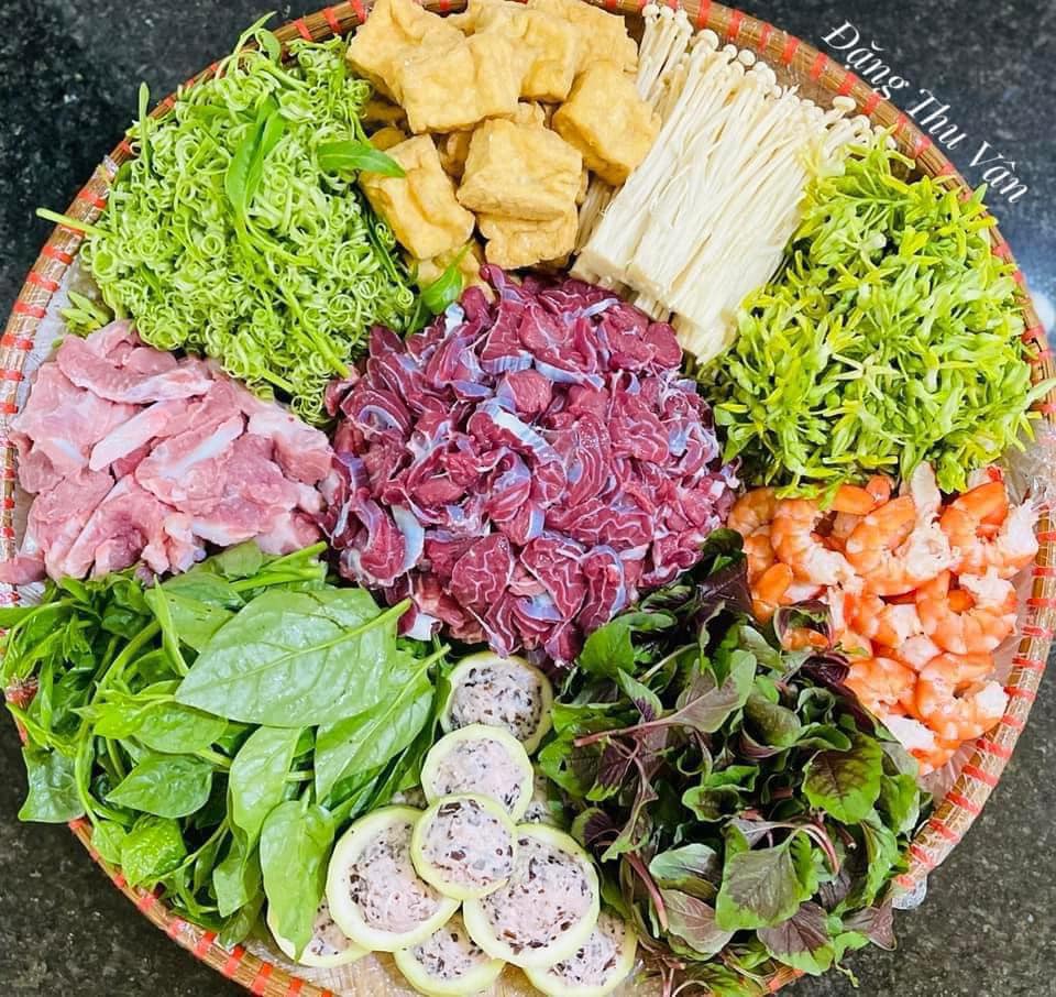 Lẩu riêu cua bắp bò: Bắp bò hoa, tôm, sườn sụn, mọc, ăn kèm rau nấm đậu...