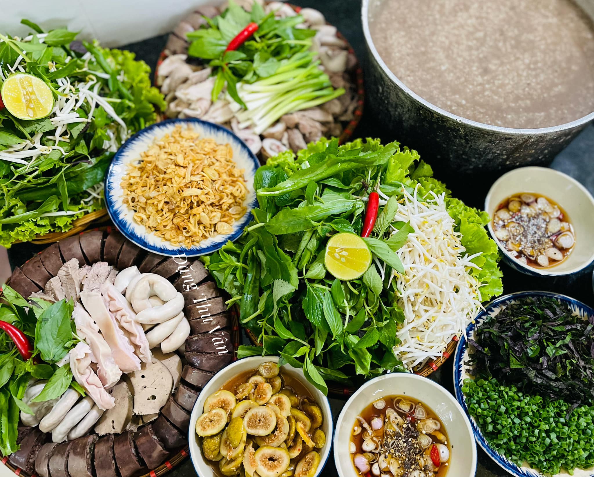 Lẩu cháo lòng: Dồi lợn, dạ dày, lòng non, gan, tràng, ăn kèm các loại rau thơm...