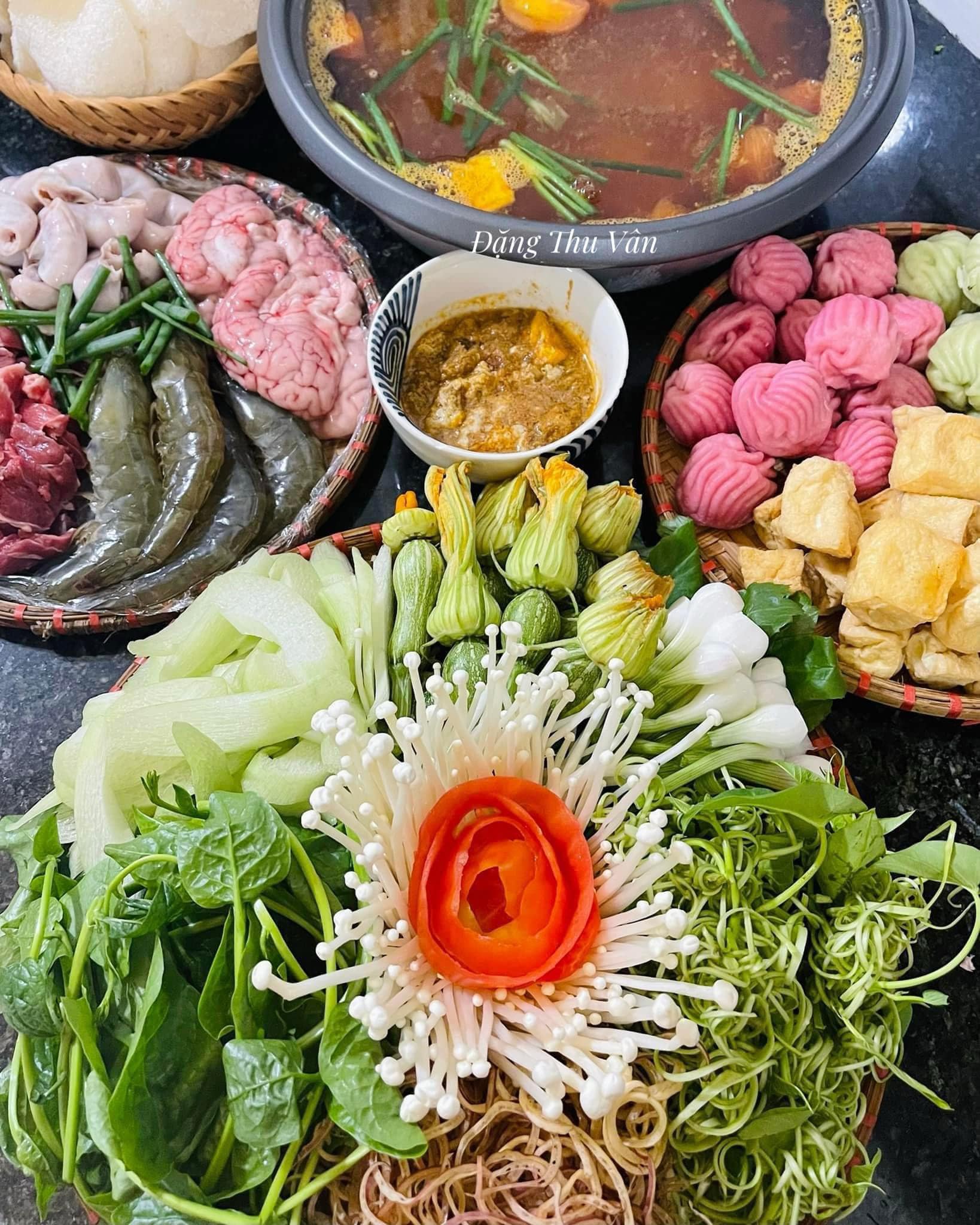 Lẩu thập cẩm: Tôm, óc lợn, thịt bò, tràng lợn, há cảo, ăn kèm đậu, nấm, rau...