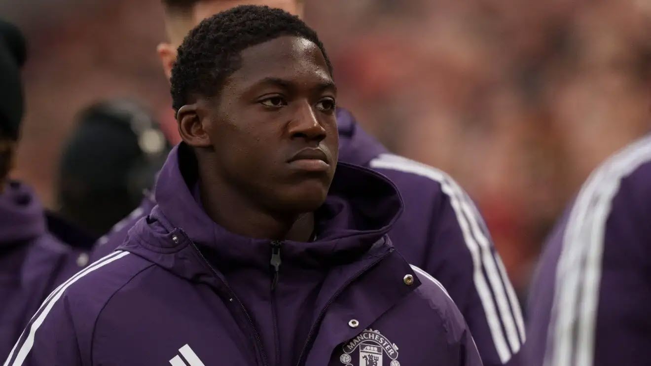 Kobbie Mainoo không được cho rời MU và giờ đang ngồi mòn ghế dự bị, nhìn cơ hội đi World Cup giảm đi qua từng ngày