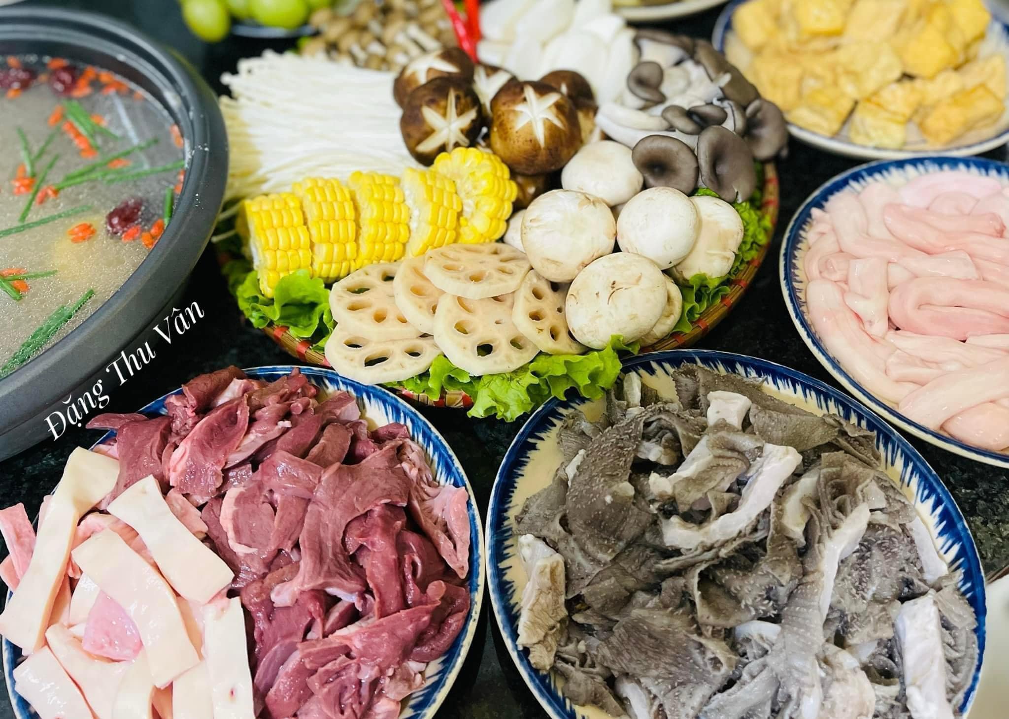 Lẩu lòng bò: Tim bò, xách bò, tuỷ bò, đuôi bò, ăn kèm đậu, nấm...