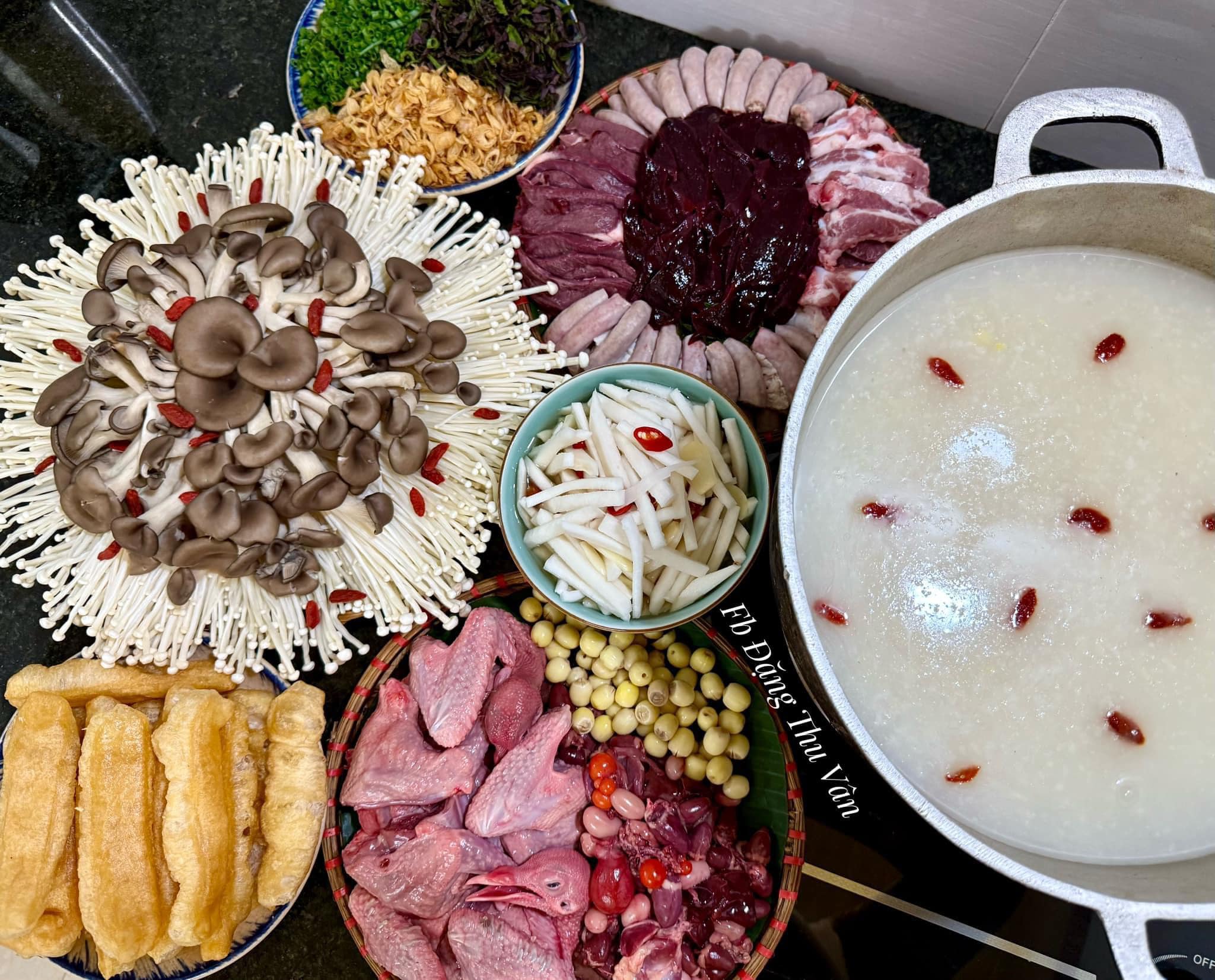 Lẩu cháo chim: Chim câu, tim lợn, lòng non, sườn sụn, gan lợn, ăn kèm nấm, quẩy, rau thơm...