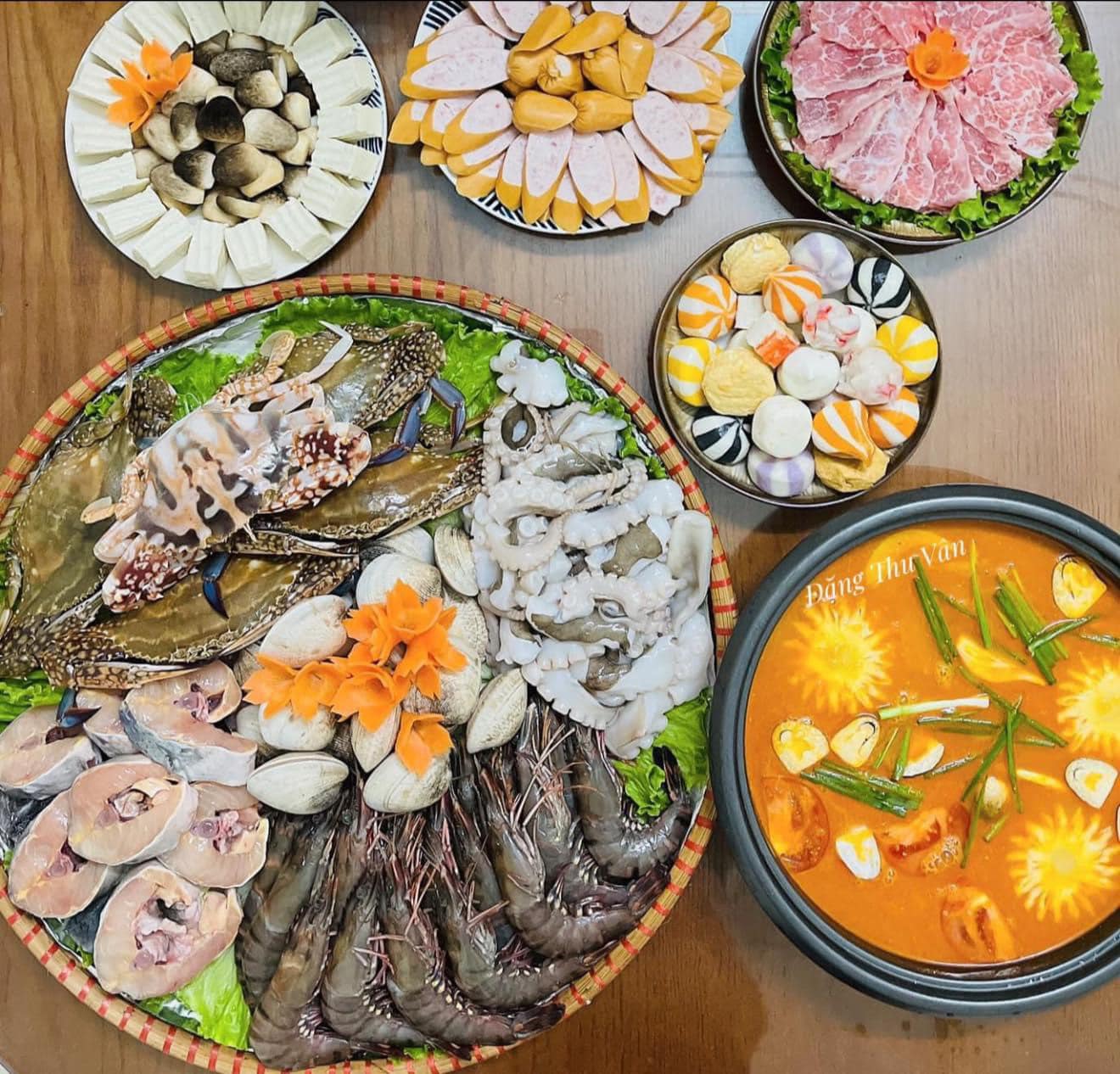 Lẩu hải sản: Cá tầm, tôm sú, bạch tuộc, ghẹ, ngao, ăn kèm rau, nấm ...