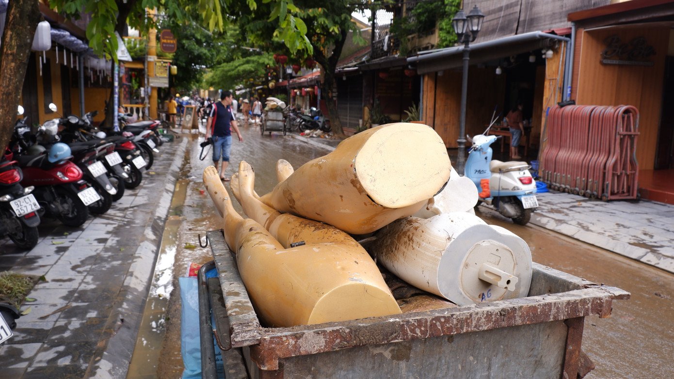 Không thể nhận ra Hội An sau trận lũ dữ - 15