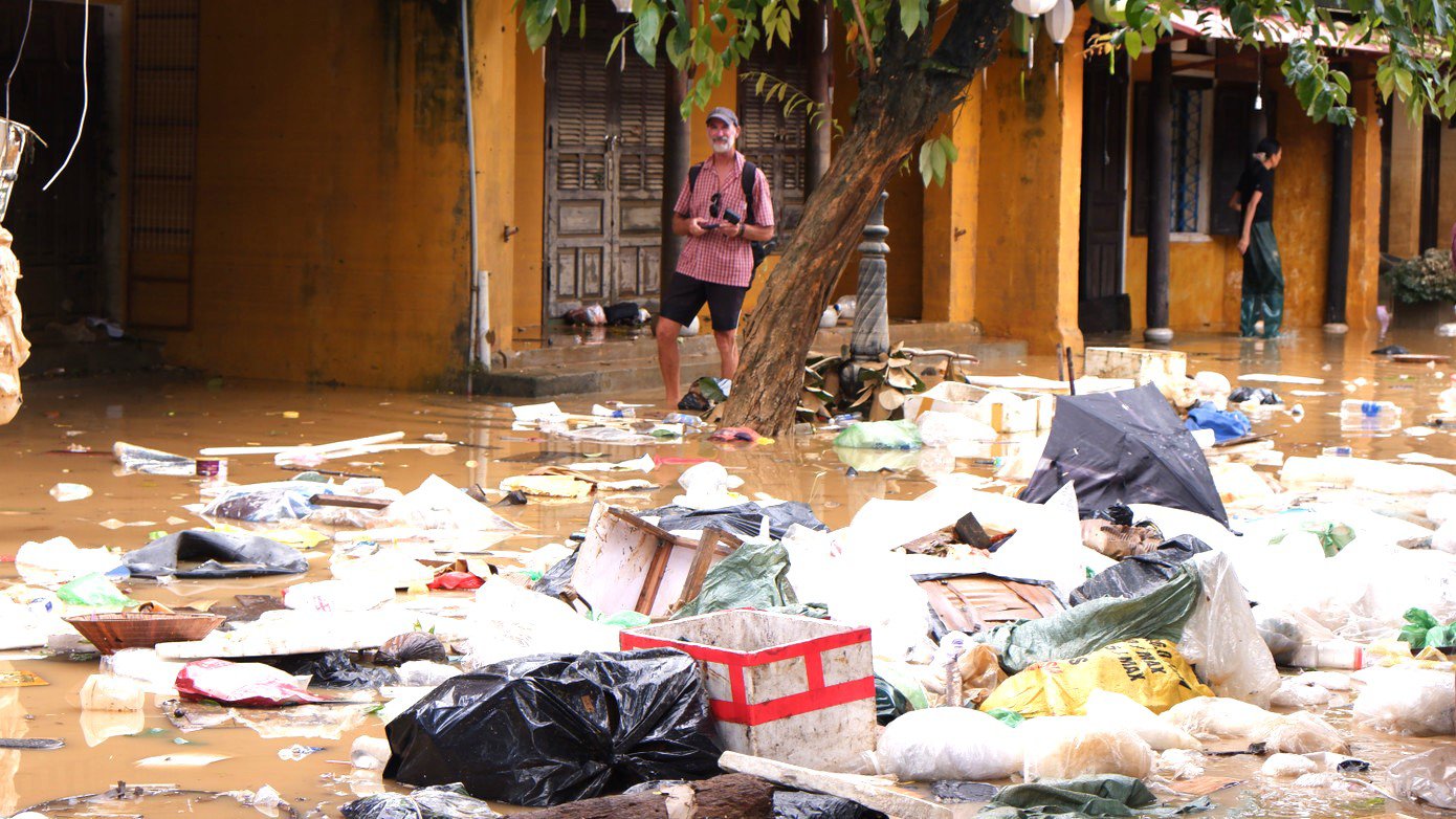 Không thể nhận ra Hội An sau trận lũ dữ - 16