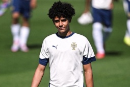 Con trai Ronaldo ra mắt U16 Bồ Đào Nha, tiếp bước ông bố huyền thoại