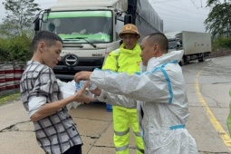 Tin tức trong ngày - 5 ngày mắc kẹt giữa cung đèo sạt lở: 'Đêm nghe tiếng đá rơi, tim tôi muốn rớt ra ngoài'