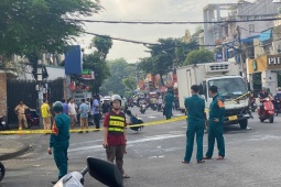 Va chạm với ô tô, xe máy chở đôi nam nữ văng xa 20m, cô gái tử vong tại chỗ