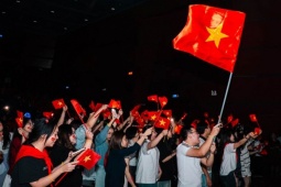 Hàng ngàn bạn trẻ đứng hát, vẫy cờ đỏ sao vàng xem Tổ Quốc trong tim