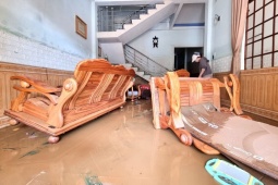 Cảnh tượng xót xa sau 3 đêm chạy lụt trở về: Nhà cửa nhuộm bùn, xơ xác