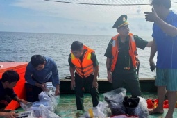 Cứu 8 ngư dân bị chìm tàu ngoài khơi Côn Đảo