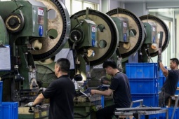 Kinh tế Trung Quốc lao dốc: Sản xuất rơi vào chuỗi suy giảm dài nhất thập kỷ