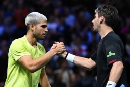 Alcaraz chơi "cảm tử" không đúng lúc: Kẻ đi săn thành con mồi ở Paris Masters