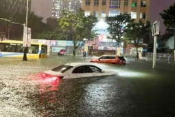 Đường đi của mưa lớn miền Trung rất phức tạp, dịch chuyển ra Nghệ An rồi lại vòng về Huế, Đà Nẵng