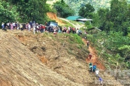 Cả trăm người vượt núi sạt lở, gùi lương thực tiếp tế cho 1.700 người dân bị cô lập