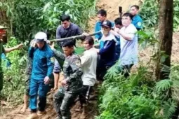 Băng rừng vượt sạt lở, khiêng sản phụ nguy kịch đi cấp cứu