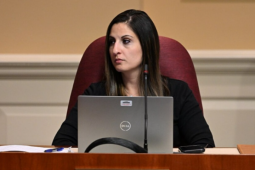 Mỹ: Quay lén cảnh 'giường chiếu’ để bịt miệng đối thủ, nữ nghị sĩ hầu tòa