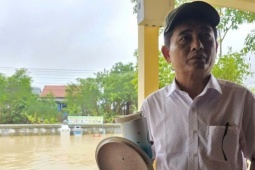 Trưởng thôn mang nồi sắn luộc đi ăn lấy sức cứu trợ, để phần quà cho dân