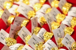 Giá vàng tăng vọt, nhà đầu tư phản ứng lạ sau 'cuộc gặp lịch sử'