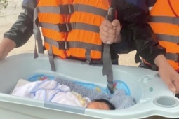 Bức ảnh bé sơ sinh ở vùng lũ khiến nhiều người thốt lên: 'Thương quá!'