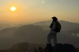 Trekking Núi Thành Đẳng ngắm trọn Quảng Ninh từ 'nóc nhà Uông Bí'