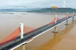 Khoảnh khắc tượng Phật cao nhất Việt Nam bên dòng sông mùa lũ