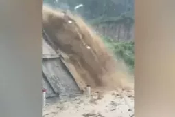 CLIP: Nước và đất đá đổ xối xả xuống đường đèo An Khê