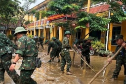 Trường học ở Đà Nẵng ngổn ngang bùn đất sau lũ