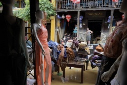 Hàng hoá ngâm bùn non sau lũ ở phố cổ Hội An