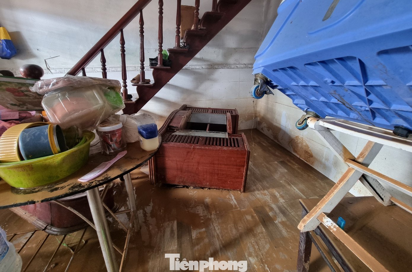 Cảnh tượng xót xa sau 3 đêm chạy lụt trở về: Nhà cửa nhuộm bùn, xơ xác - 10