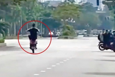 Hà Nội: Công an mời 'quái xế' trình diễn bốc đầu xe máy và phụ huynh lên làm việc
