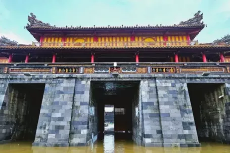 200 người dọn dẹp Di tích Cố đô Huế sau ngập