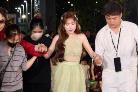 Hòa Minzy tập tễnh lên thảm đỏ