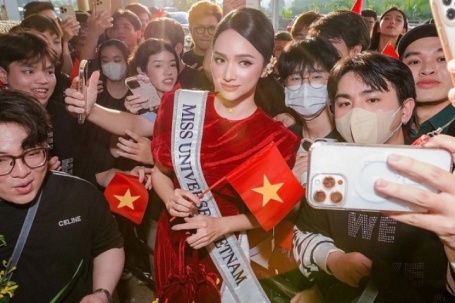 Hàng trăm người tiễn Hương Giang thi Miss Universe