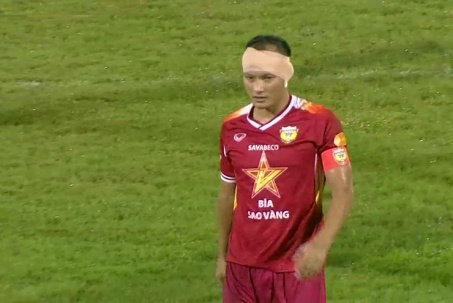 Trọng Hoàng "đổ máu", quấn băng kín đầu giúp Hà Tĩnh hạ Hà Nội ở V-League