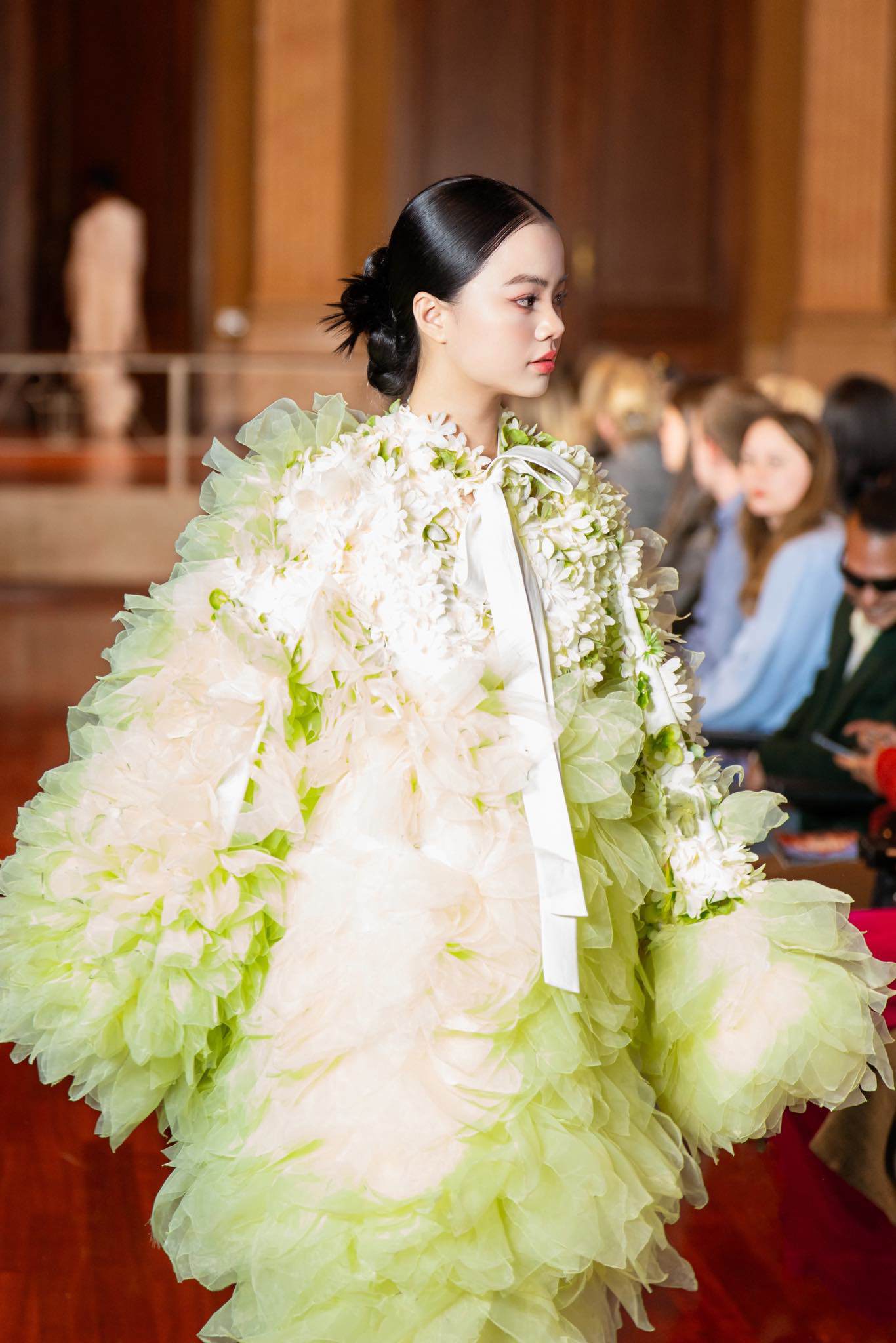 Bé gái Việt gây chú ý khi xuất hiện trên loạt tạp chí danh tiếng thế giới - 2