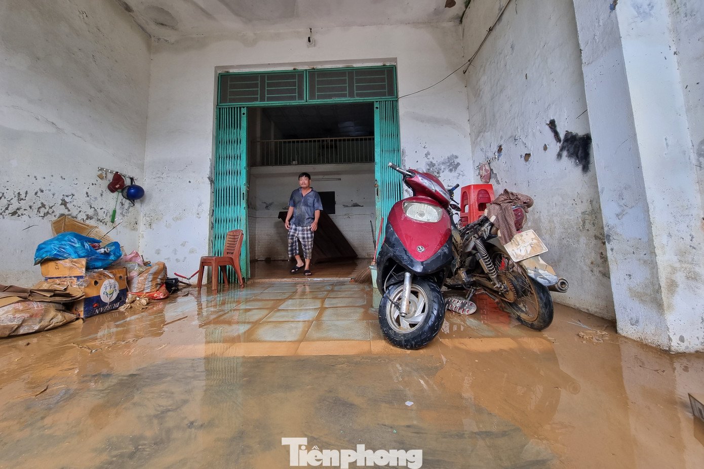 Cảnh tượng xót xa sau 3 đêm chạy lụt trở về: Nhà cửa nhuộm bùn, xơ xác - 12