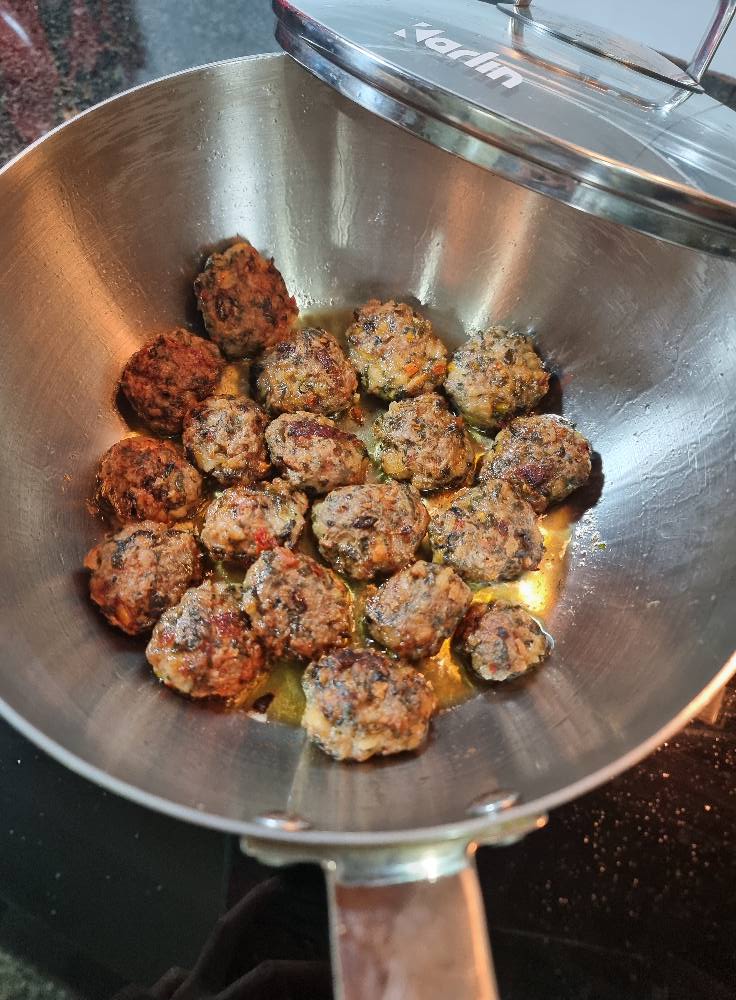 Có lẽ chả ốc ngon nhất ở sự kết hợp giữa vị ốc giòn sật, thịt xay mềm ngọt cùng các loại rau gia vị khiến người ăn bùng nổ vị giác. Khi vừa chiên xong còn nóng, chấm đẫm vào chén nước mắm gừng chua ngọt nữa là chuẩn vị.