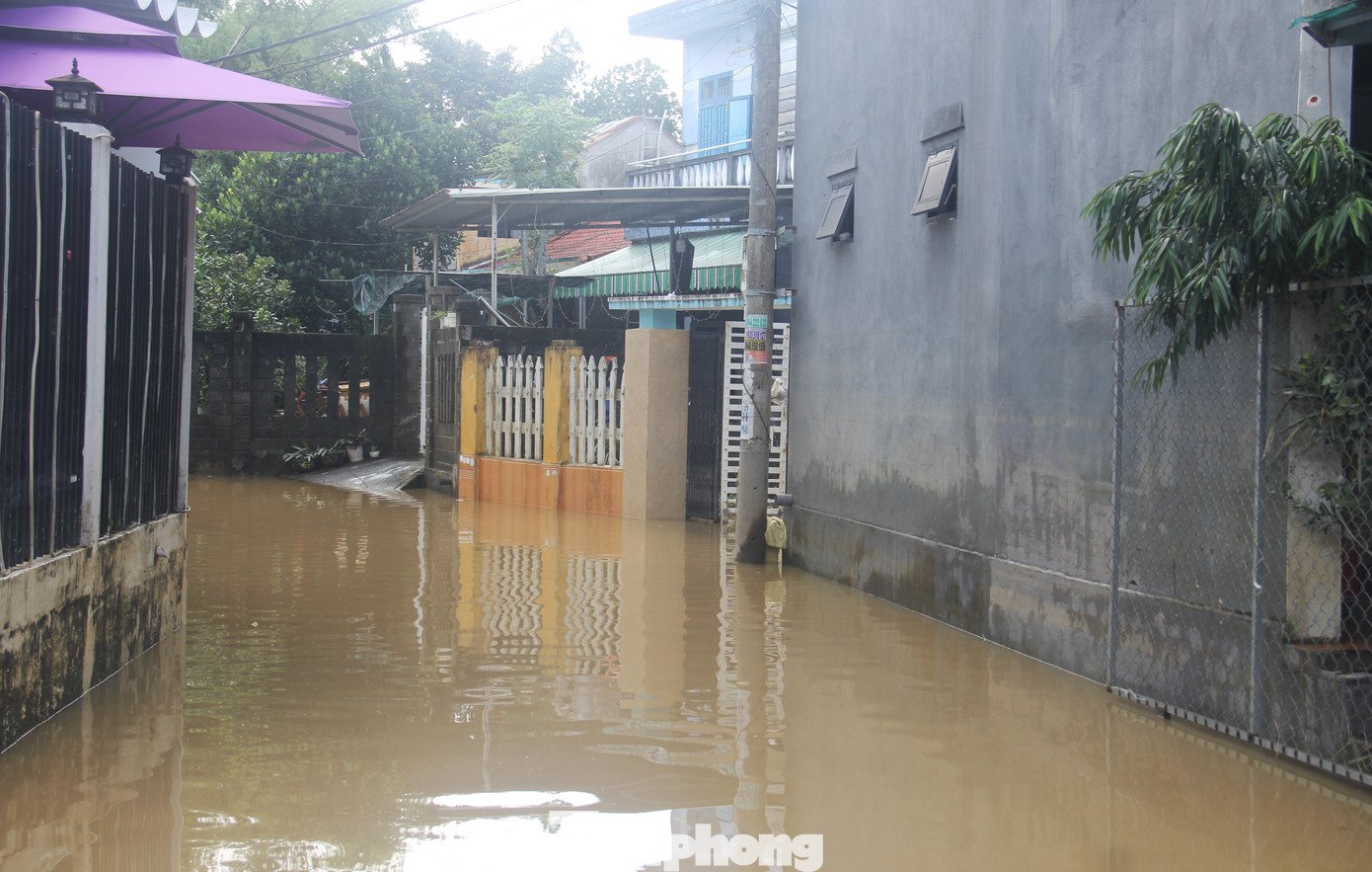 Cảnh tượng xót xa sau 3 đêm chạy lụt trở về: Nhà cửa nhuộm bùn, xơ xác - 15