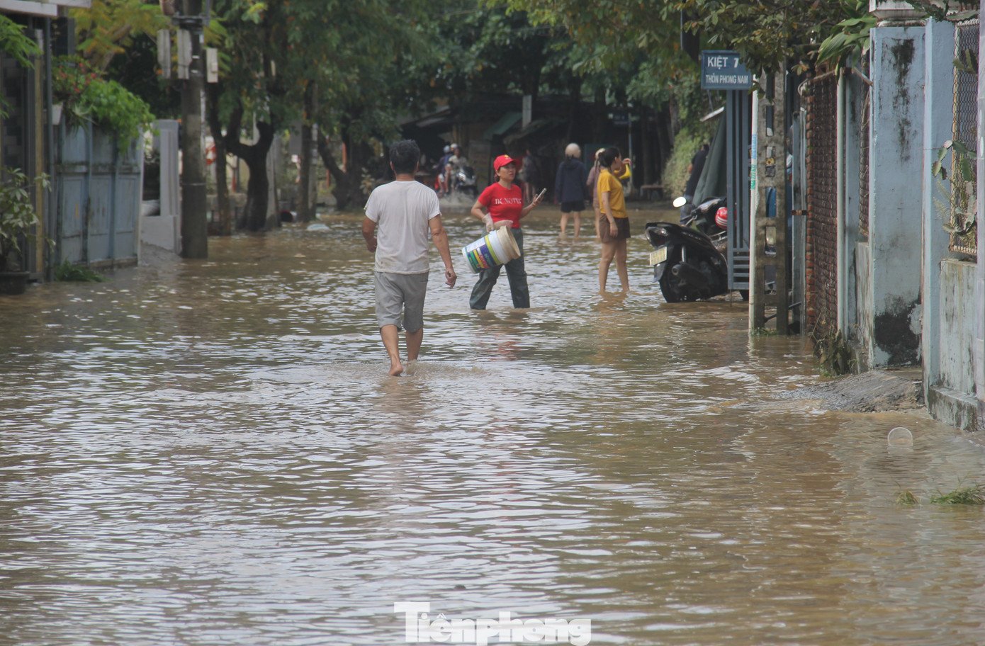 Cảnh tượng xót xa sau 3 đêm chạy lụt trở về: Nhà cửa nhuộm bùn, xơ xác - 16