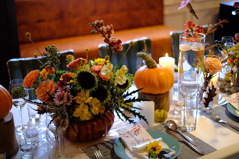 Bí ngô được sử dụng để trang trí một buổi tiệc Halloween tại Hà Nội. (Ảnh: Khôi Hà)