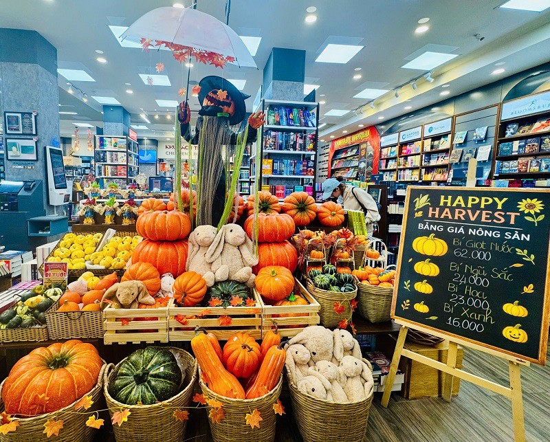 Gian hàng bí ngô tại một nhà sách ở Hà Nội. (Ảnh: Fahasa)