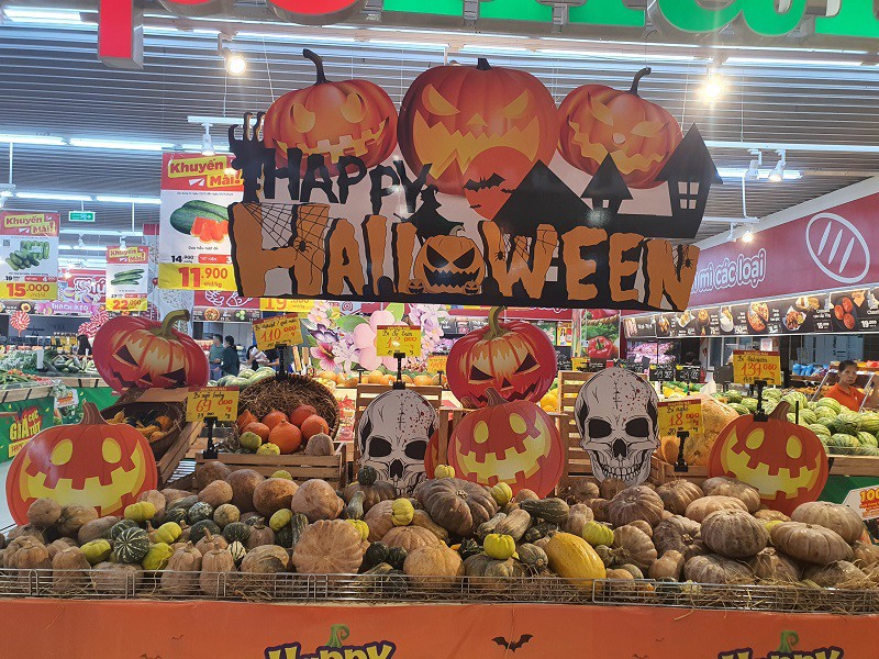 Quầy bí ngô ngay trước lối vào siêu thị.