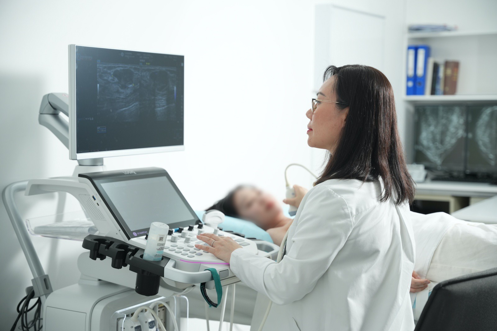 BS.CKI Phùng Ngọc Thư - chuyên gia với hơn 20 năm kinh nghiệm trong lĩnh vực chăm sóc và điều trị các bệnh lý tuyến vú. Ảnh: FV