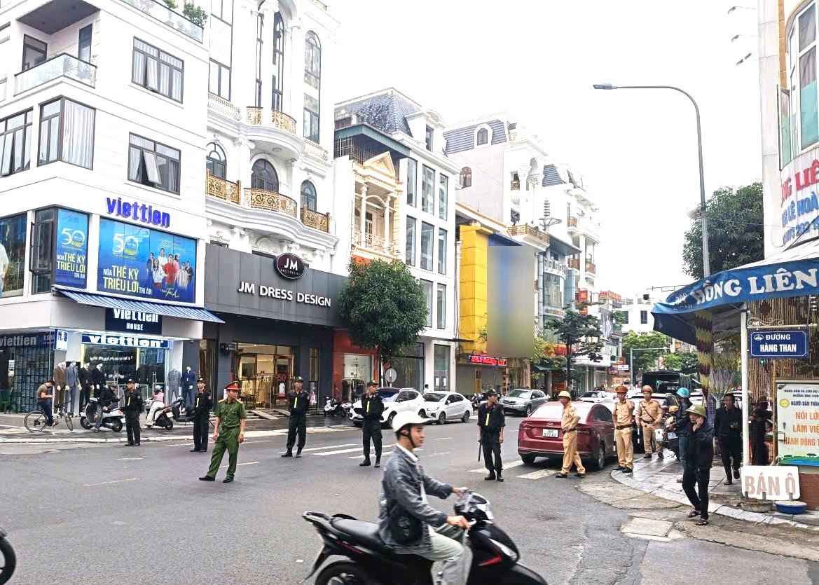 Các lực lượng cảnh sát phong tỏa tuyến đường Lê Hoàn. Ảnh: Lê Dương