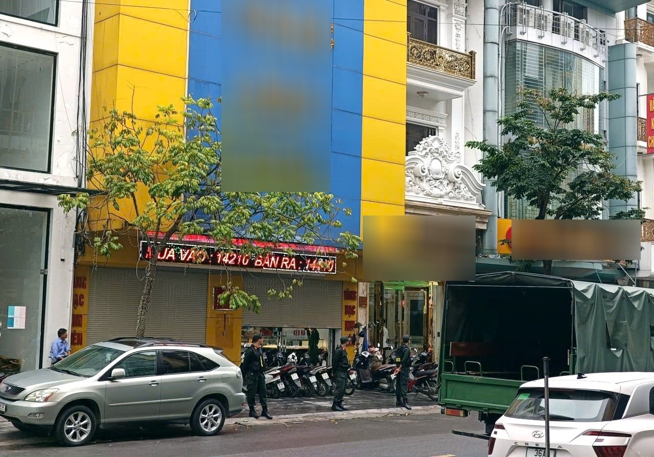 Các tiệm vàng có tiếng ở Thanh Hóa nằm cạnh nhau trên đường Lê Hoàn. Ảnh: Lê Dương