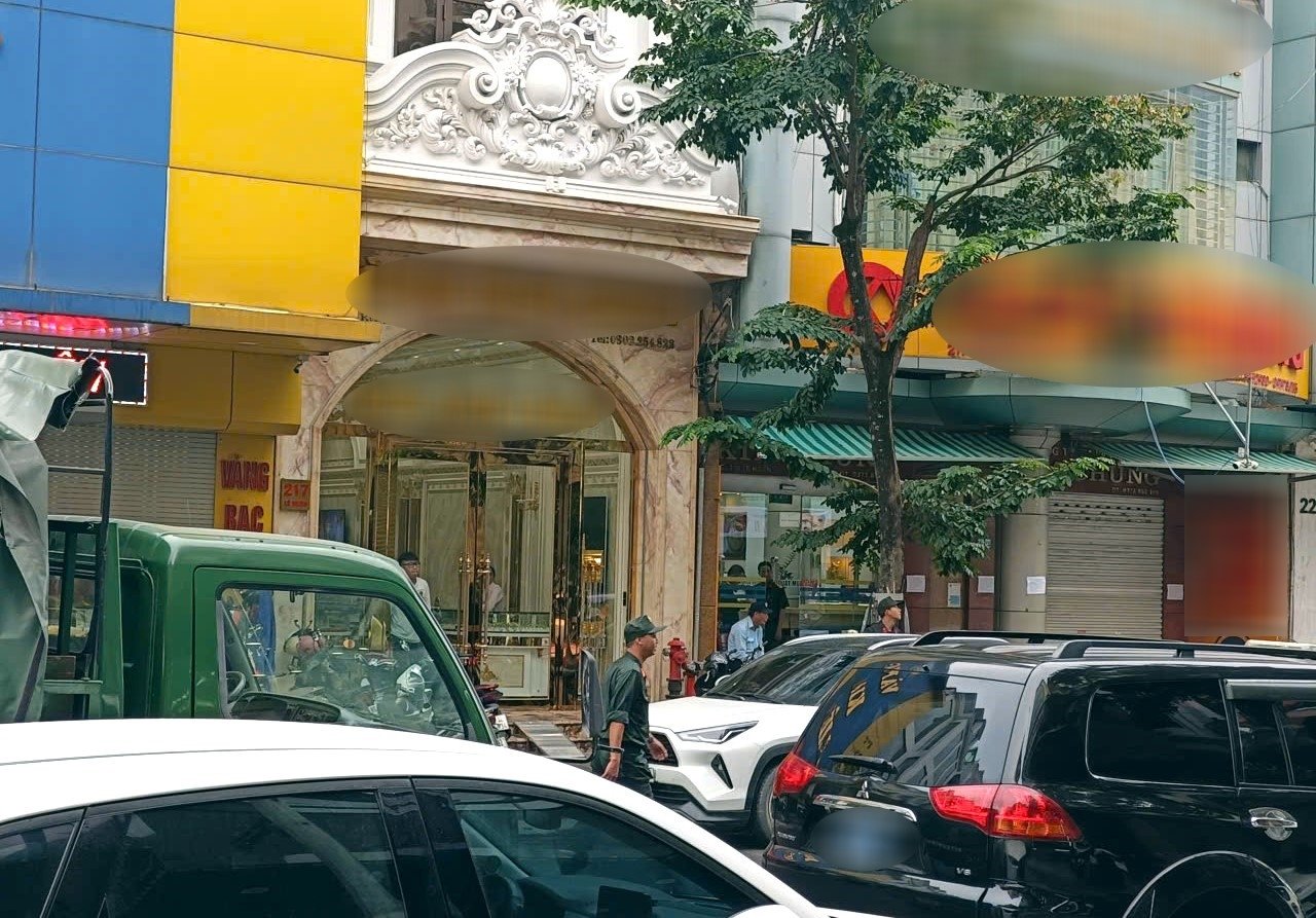 Đến 9h30, lực lượng chức năng vẫn đang làm việc. Ảnh: Lê Dương