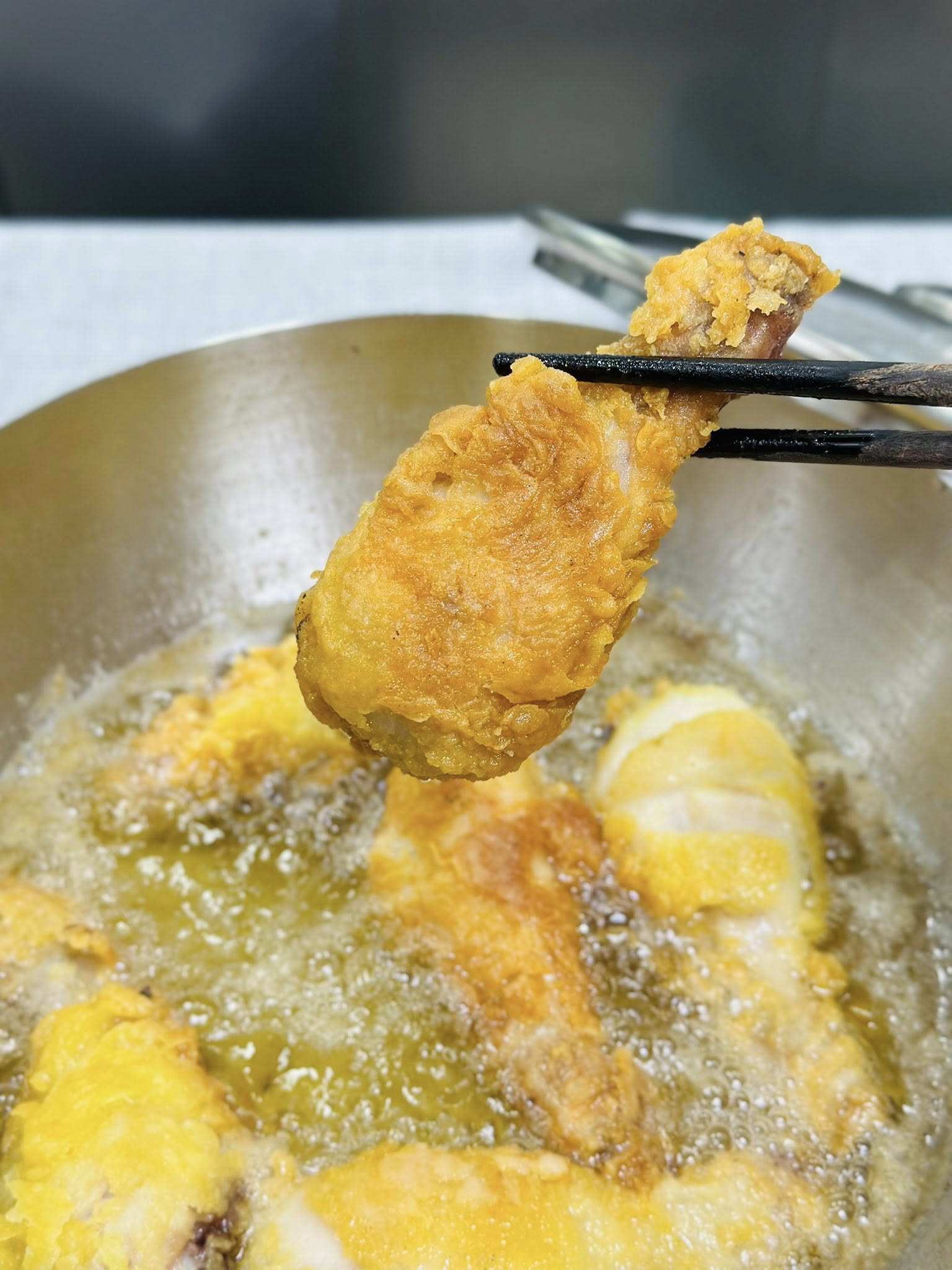 Gà rán siêu giòn, lớp bột mỏng vừa phải, không bị ngập dầu.