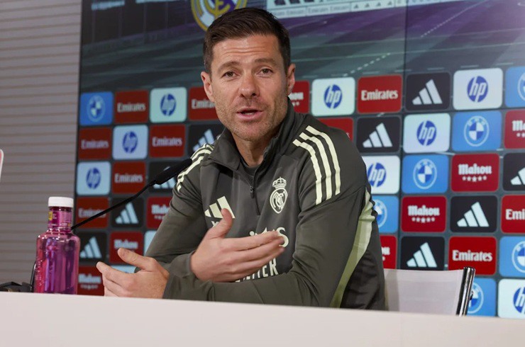 HLV Alonso khẳng định sẽ “không có án phạt” dành cho Vinicius