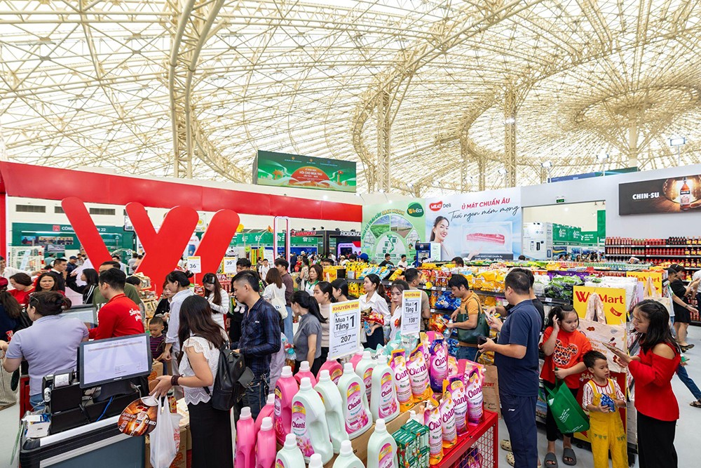 Gian hàng WinMart thu hút đông đảo khách tham quan mua sắm tại Hội chợ mùa thu 2025